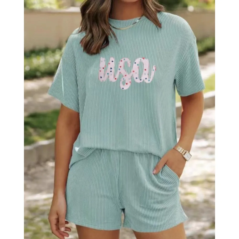 تي شيرت عصري مطبوع بأكمام قصيرة طقم مكون من قطعتين للصيف شورت جيب رياضي فضفاض غير رسمي طقم مكون من قطعتين 2025
