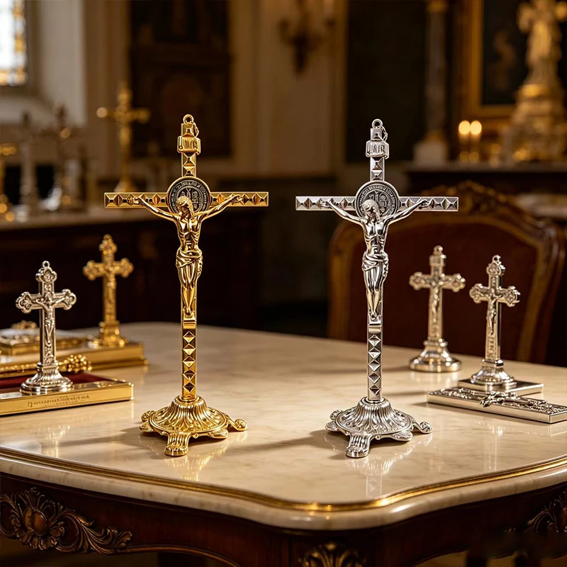 Katholisches Stehendes Kruzifix, Altarkreuz, Metallstatue von Jesus Christus für Tischdekoration, religiöse christliche Ornamente in Gold und Silber – Detail 2