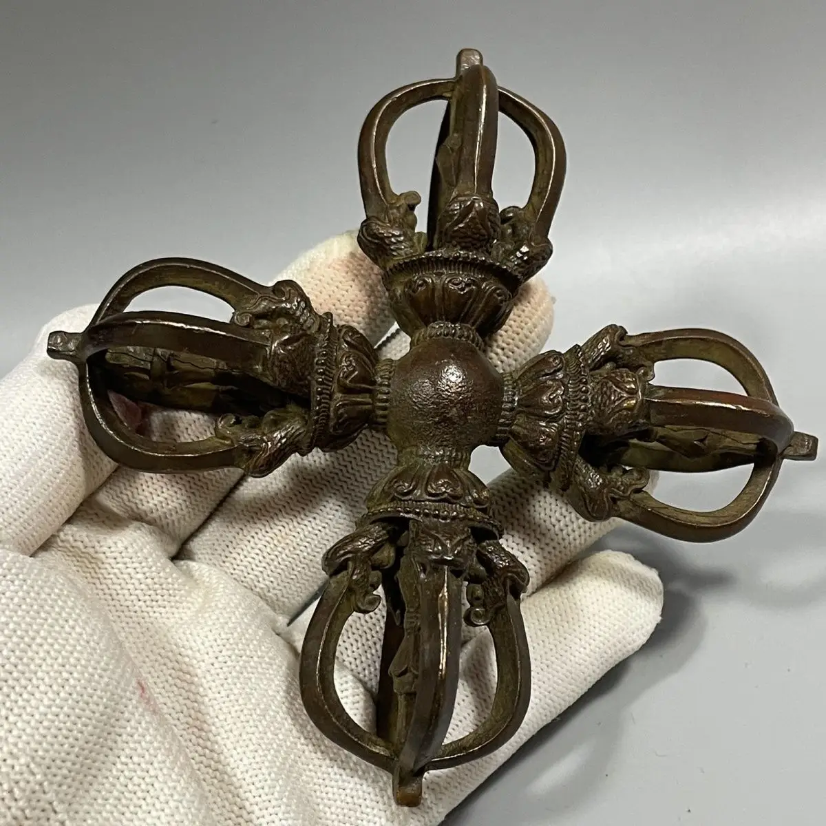 古い古代の金剛杵（ヴァジュラ・ヴァジュラダーラ）の守護者、ドルジェ・カスンが祝福した古いブロンズ像