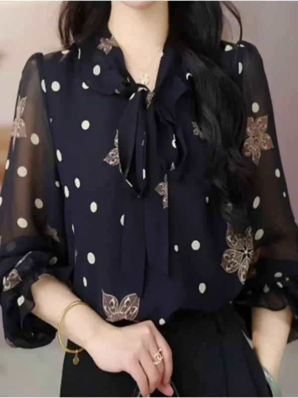 

Летняя коллекция 2025: Модная шифоновая блузка с принтом в горошек, оборками, V-образным вырезом и длинными рукавами, свободного кроя, с эффектом омоложения и стройнящим эффектом, для мам.