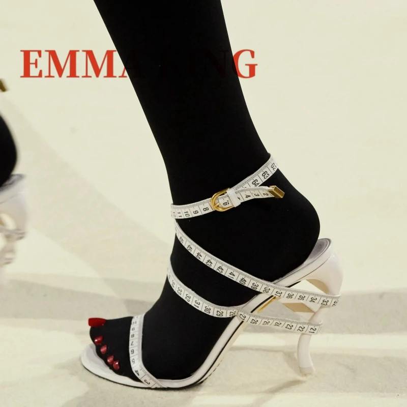 عبر حزام أشرطة القياس الصنادل النسائية المفتوحة تو كعب غريب الصنادل النسائية الفاخرة تصميم الصنادل أحذية الحفلات 35-42