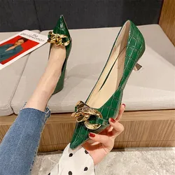 2024 primavera casual scarpe singole nero verde pelle verniciata a punta pompe da donna catena di moda superficiale ufficio signora scarpe tacco piatto