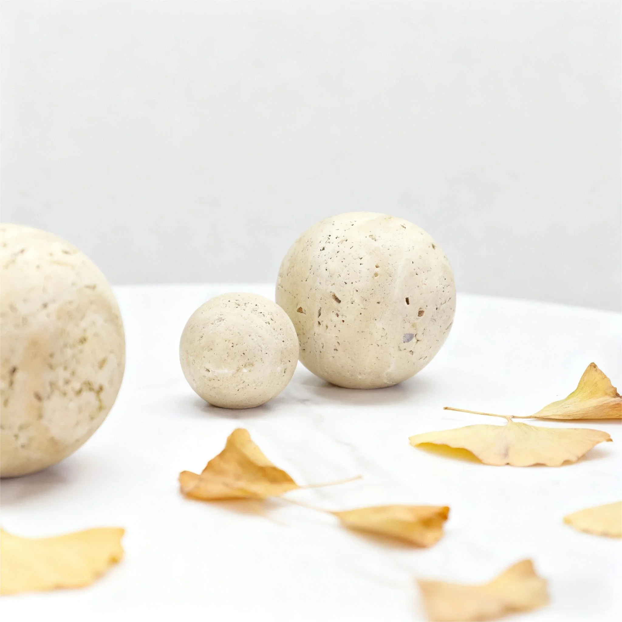 ​ كرة Wabi-Sabi Travertine، ديكور كرة رخامية صفراء طبيعية - جرم السماوي الحجري المصقول يدويًا للمنزل والمكتب (8 سم، 10 سم، 12 سم) ​