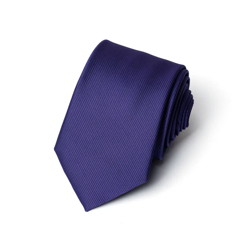Elegante, stilvolle und praktische einfarbige Herrenkrawatte, ein klassisches Accessoire für Herrenanzüge, geeignet für Hochzeiten, Partys, Zeremonien. – Detail 7