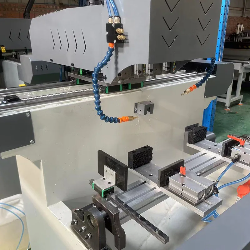 CNC-Multifunktionsfräsmaschine mit Flip-Funktion. CNC-integrierte vertikale Hubplattform. Positionierung eines Ein-Knopf-Starts