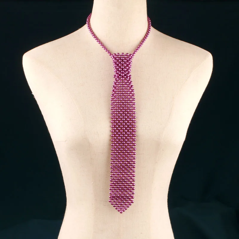 Stilvolle farbige Krawatte für Damen mit handgeschwindigten Perlen. Runway-Ready-Accessoire kann als Halskette oder Pulloverkette getragen werden – Detail 3