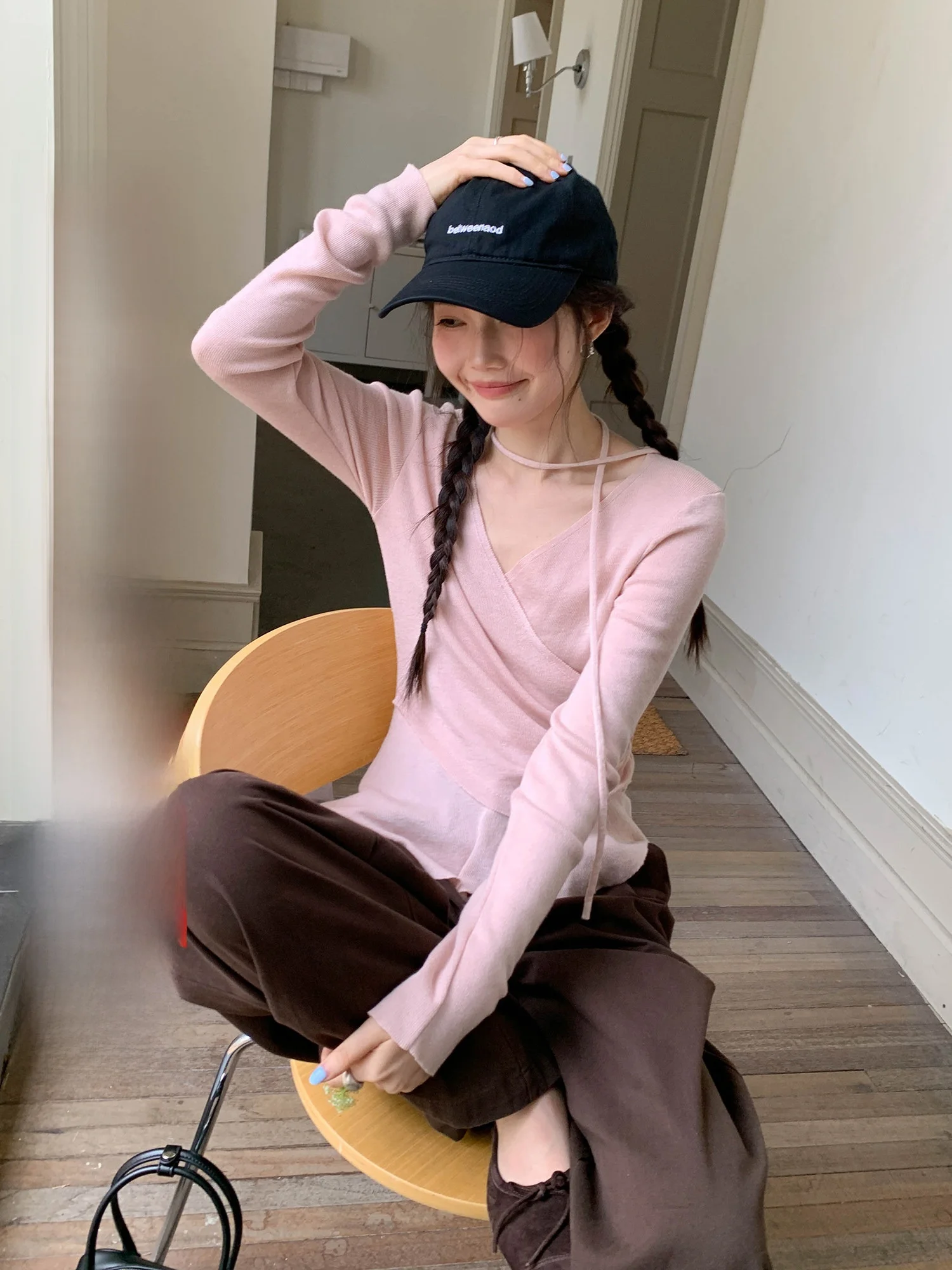 

Весенняя розовая вязаная женская блузка с длинным рукавом, перекрестным воротником, кружевным подолом и эффектом омоложения, приталенного кроя, очень красивая