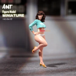 ANT Resin 1/87 1/64 1/43 1/24 Beautiful Model Lean Against Car Figure Model Miniature Creative Photography Cars Vehicles Toys