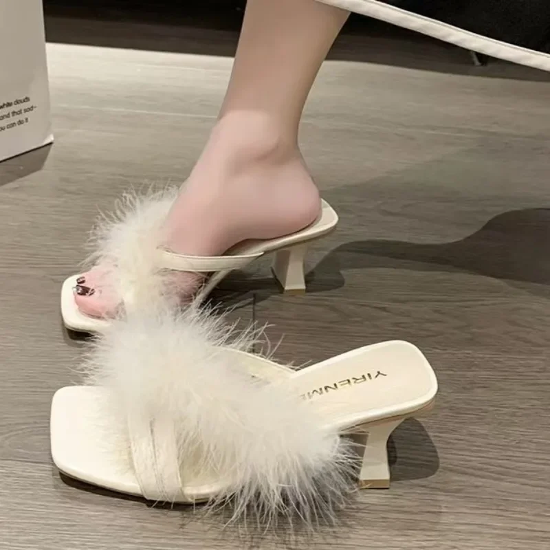 

Летние волосатые тапочки 2025 года, модные уличные туфли на среднем каблуке с квадратным носком, универсальные фиолетовые сандалии
