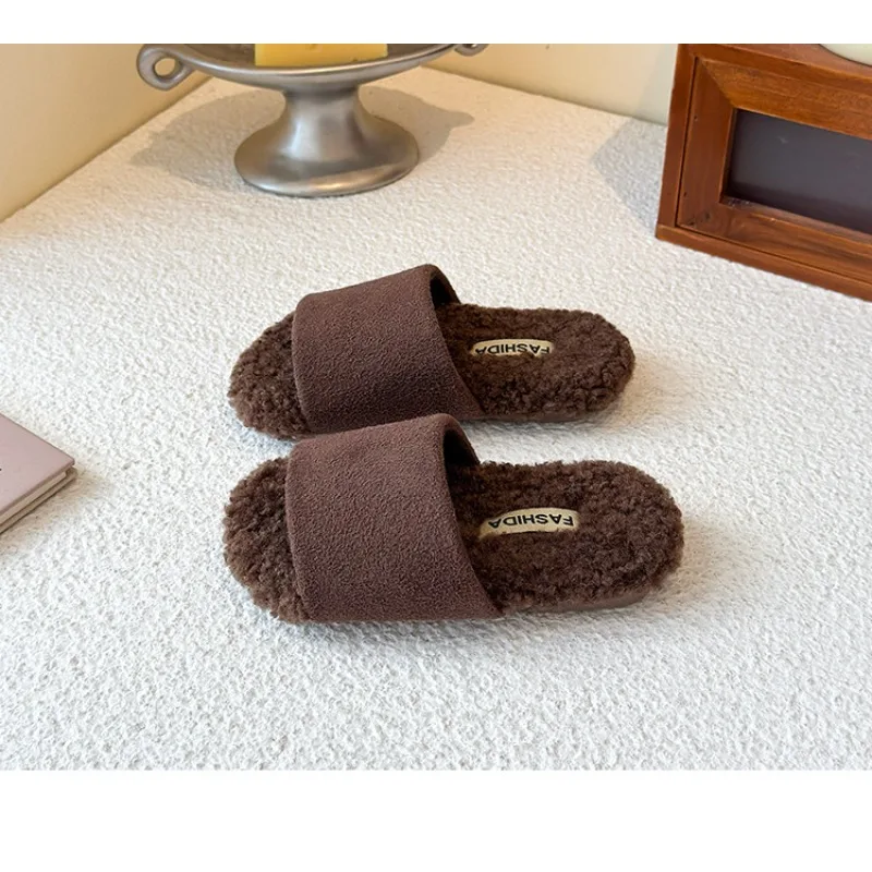 รองเท้าแตะผู้หญิงแบบสวม พื้นนิ่ม หนังกลับ รุ่น 2025 รองเท้าแตะในบ้าน ผ้าฝ้าย นุ่มฟู ทันสมัย