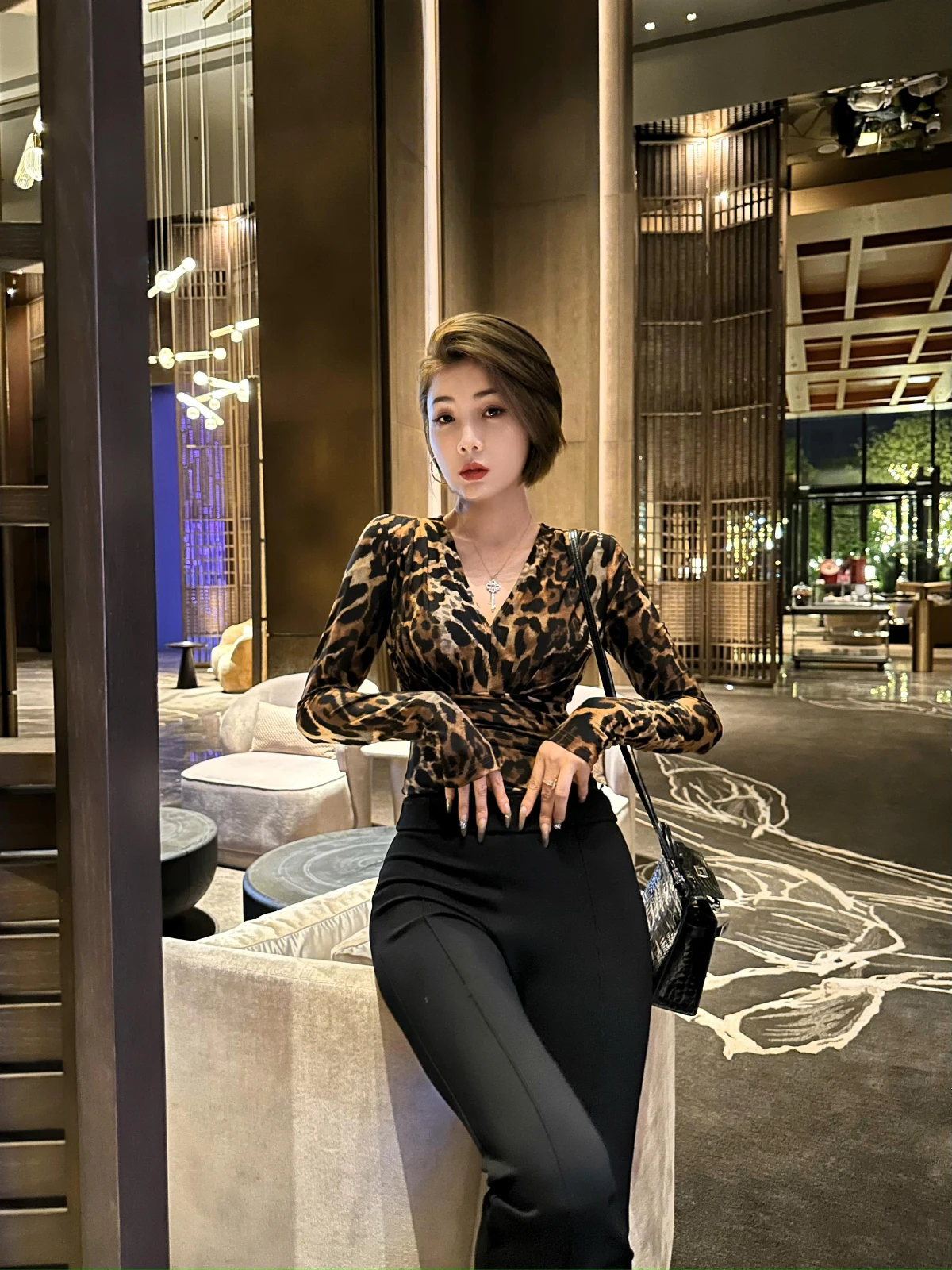 

Оригинальный льняной комбинезон XULU с двусторонним леопардовым принтом, длинными рукавами, сексуальный облегающий топ с V-образным вырезом, женская футболка