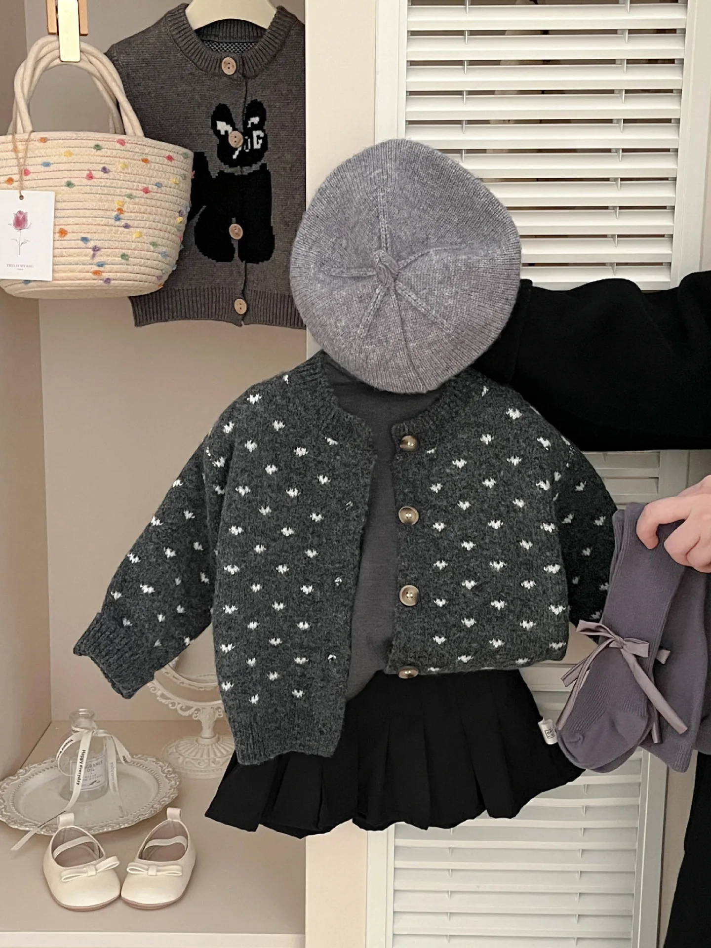 

Моющийся вязаный свитер с сердечками для маленьких девочек, осень-зима, Новое поступление, детское пальто, теплое пальто для поездок на работу, длинное свековое...