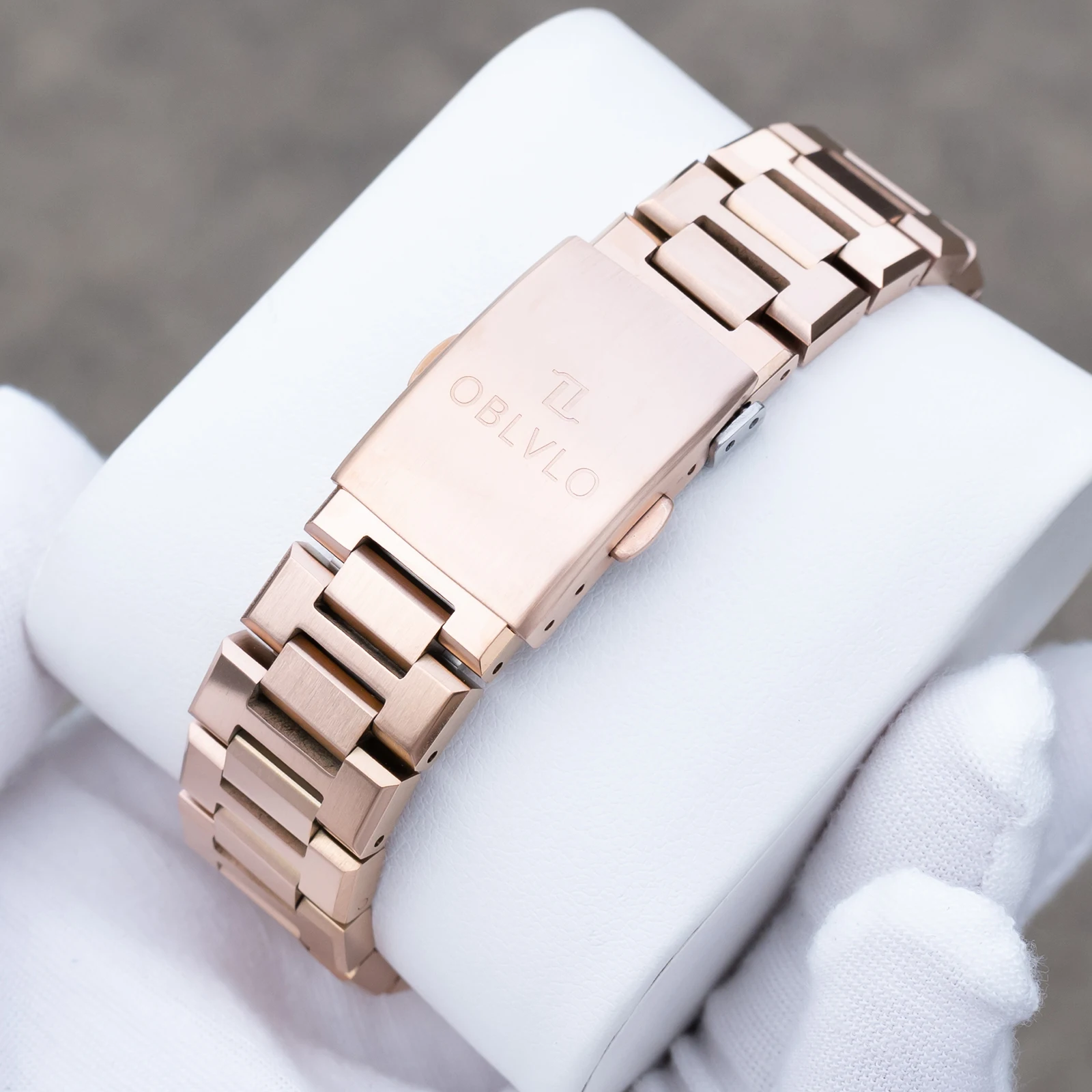ساعة كوارتز أنيقة للرجال من OBLVLO بسوار بمينا ذهبي وردي وأخضر مع إطار تاريخ أنيق، ساعات عمل للرجال، AWS