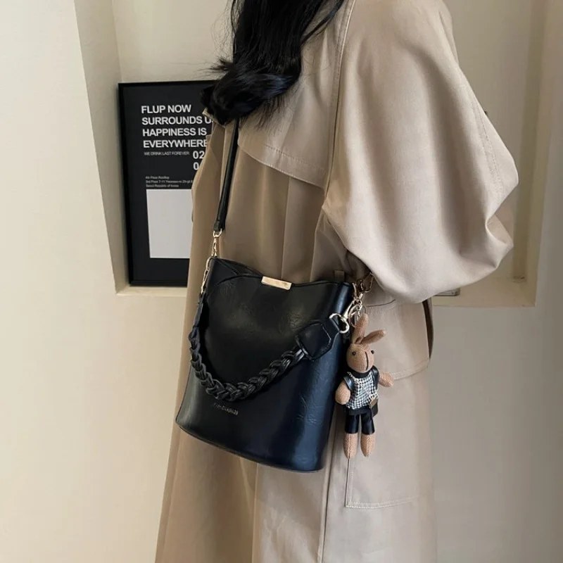 Elegancka torebka damska wykonana ze skóry nubukowej, o swobodnym, szwajcarskim, wysokiej jakości, lekkim, miękkim stylu do noszenia na co dzień.