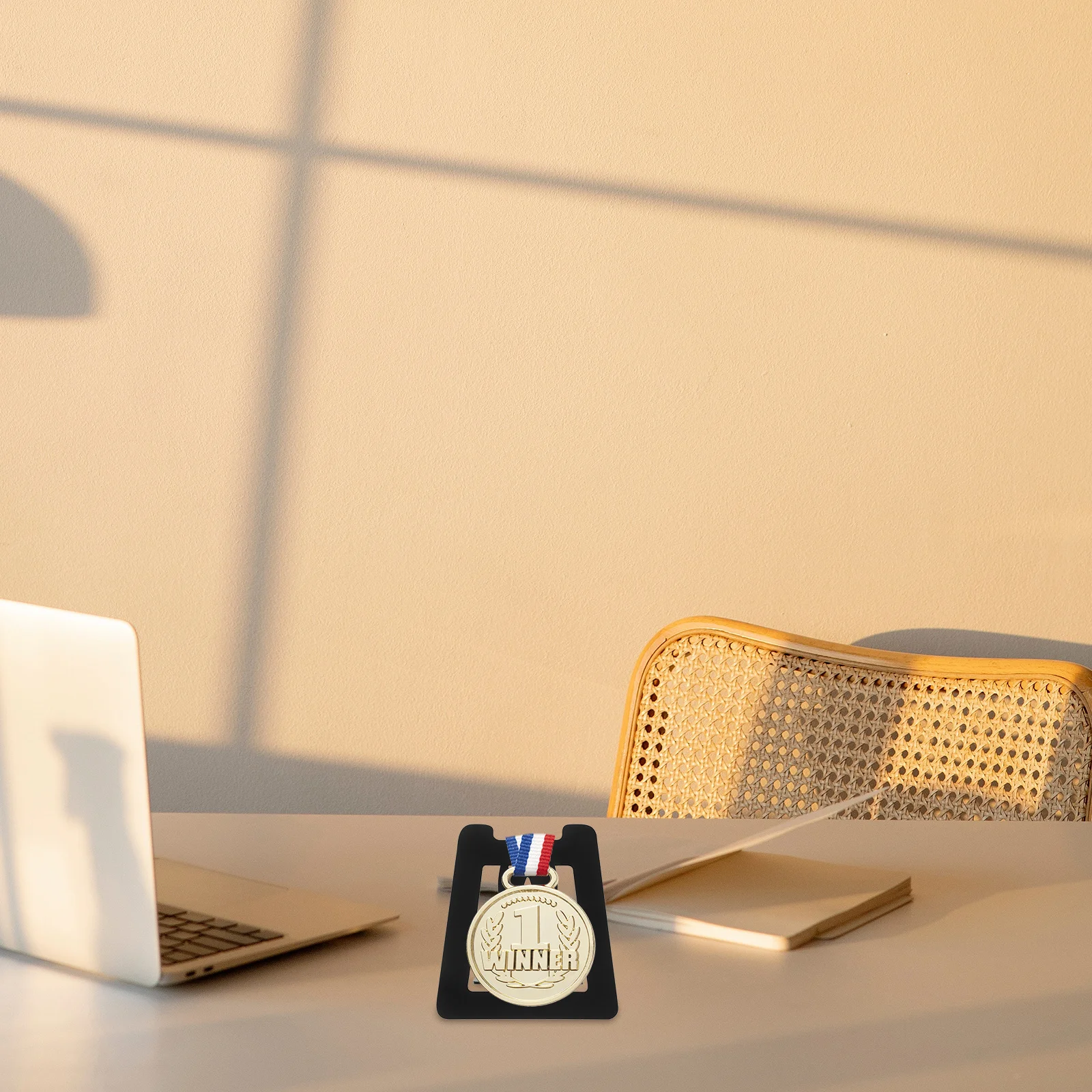 

Настольная подставка для медалей, держатель для медалей из нержавеющей стали, декоративная стойка для награды для домашнего офиса, настольный дисплей