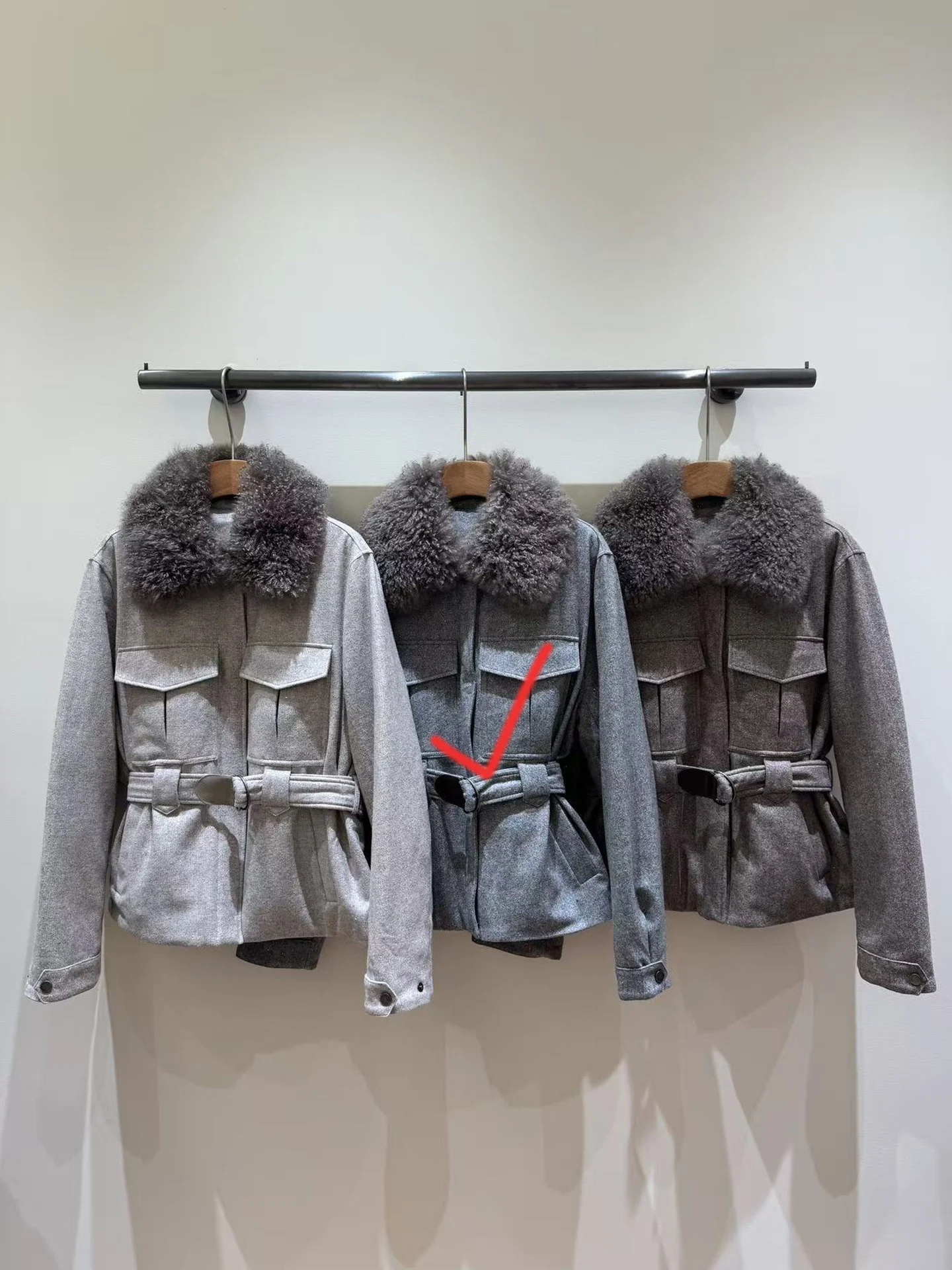 New High-Quality Goose-Down Coat With A Detachable Fur Collar (For Autumn/Winter). Sizes: S, M, L; Colors: Apricot, Gray, Brown.
