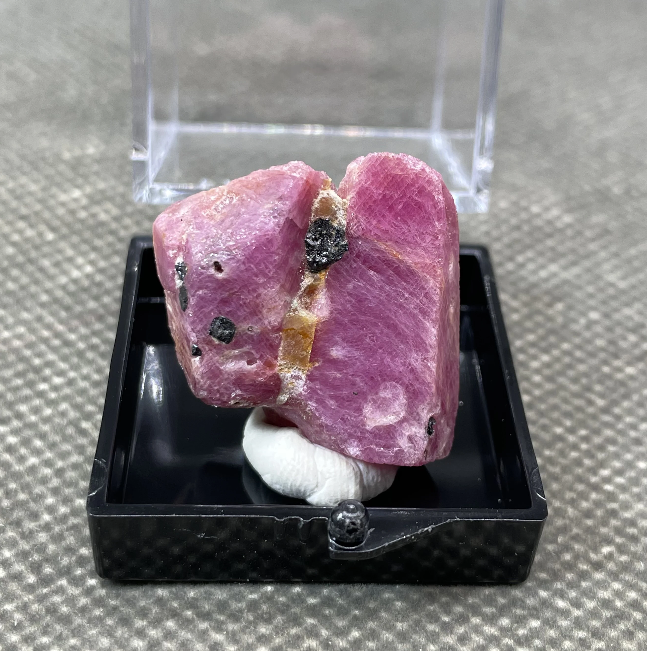 

BEST! 100% natural Tanzanian fluorescence Ruby rough mineral stones and crystals healing crystals quartz+ box size 3.4cm