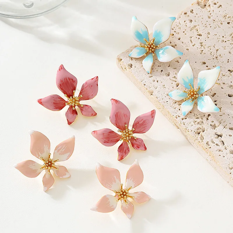

Fashionable and exquisite oil-painted five-petal three-dimensional flower earrings, light luxury, elegant and gentle earrings