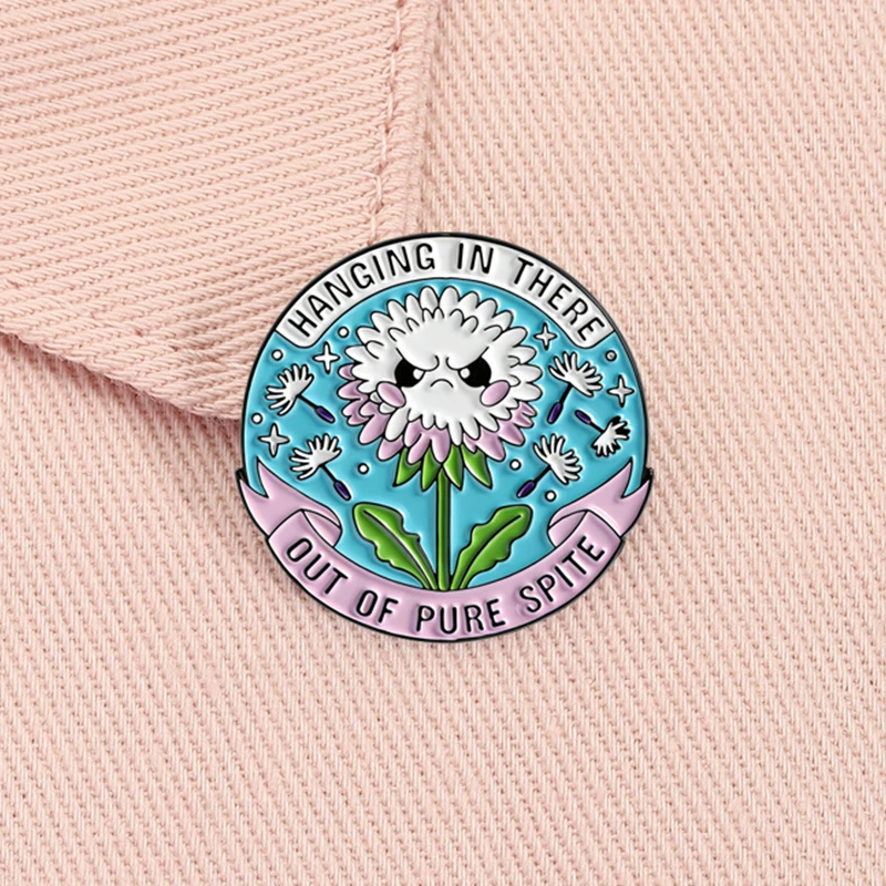 Pin esmaltado colgado en ahí fuera de Pure Spite, broche con cita divertida de diente de león enojado de dibujos animados, insignia para solapa, regalo de joyería para amigos