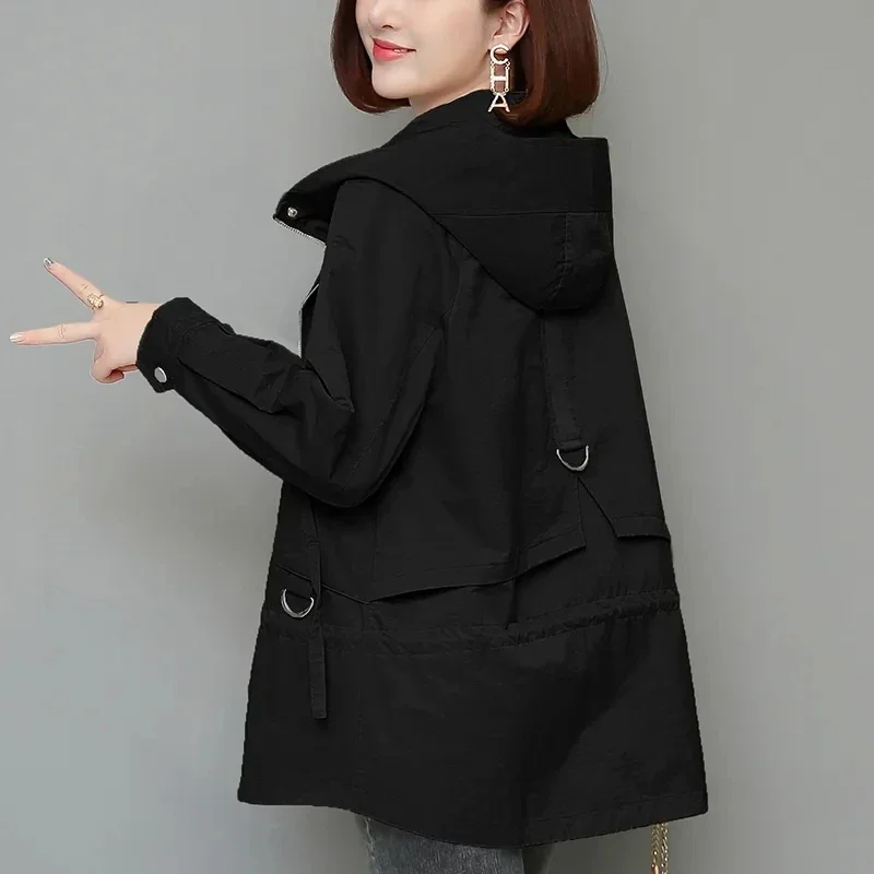 Giacca a vento da donna primavera e autunno 2024 nuova madre cappotto allentato di mezza età e fodera sottile Trench coreano con cappuccio 3XL B277