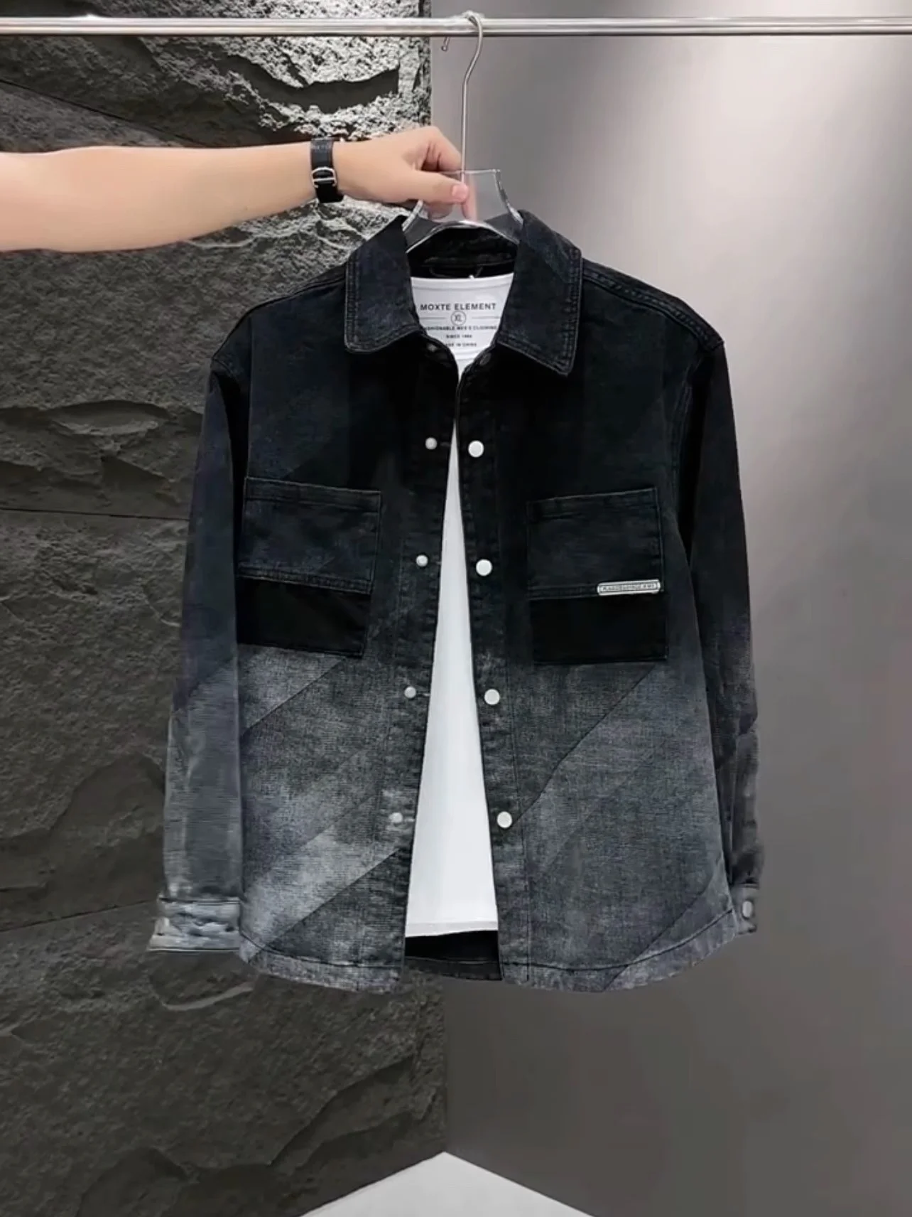 

Мужская джинсовая куртка с градиентным эффектом, приталенная, весенне-осенняя, с отложным воротником, в корейском стиле, модный молодежный топ, популярная модель.