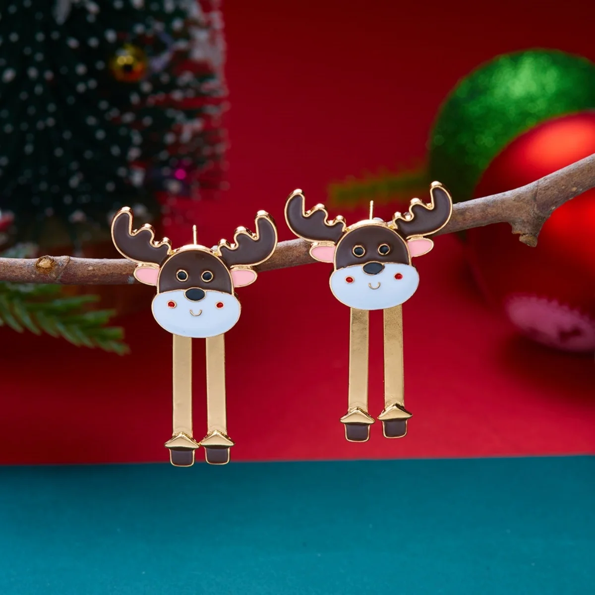 Weihnachtliche Emaille-Ohrringe mit Weihnachtsmann, älterer Dame, asymmetrischem Design, für Damen, mit Motiven von Rentier, Schneeflocke, Lebkuchenmann und Süßigkeiten, Schmuck. – Detail 22