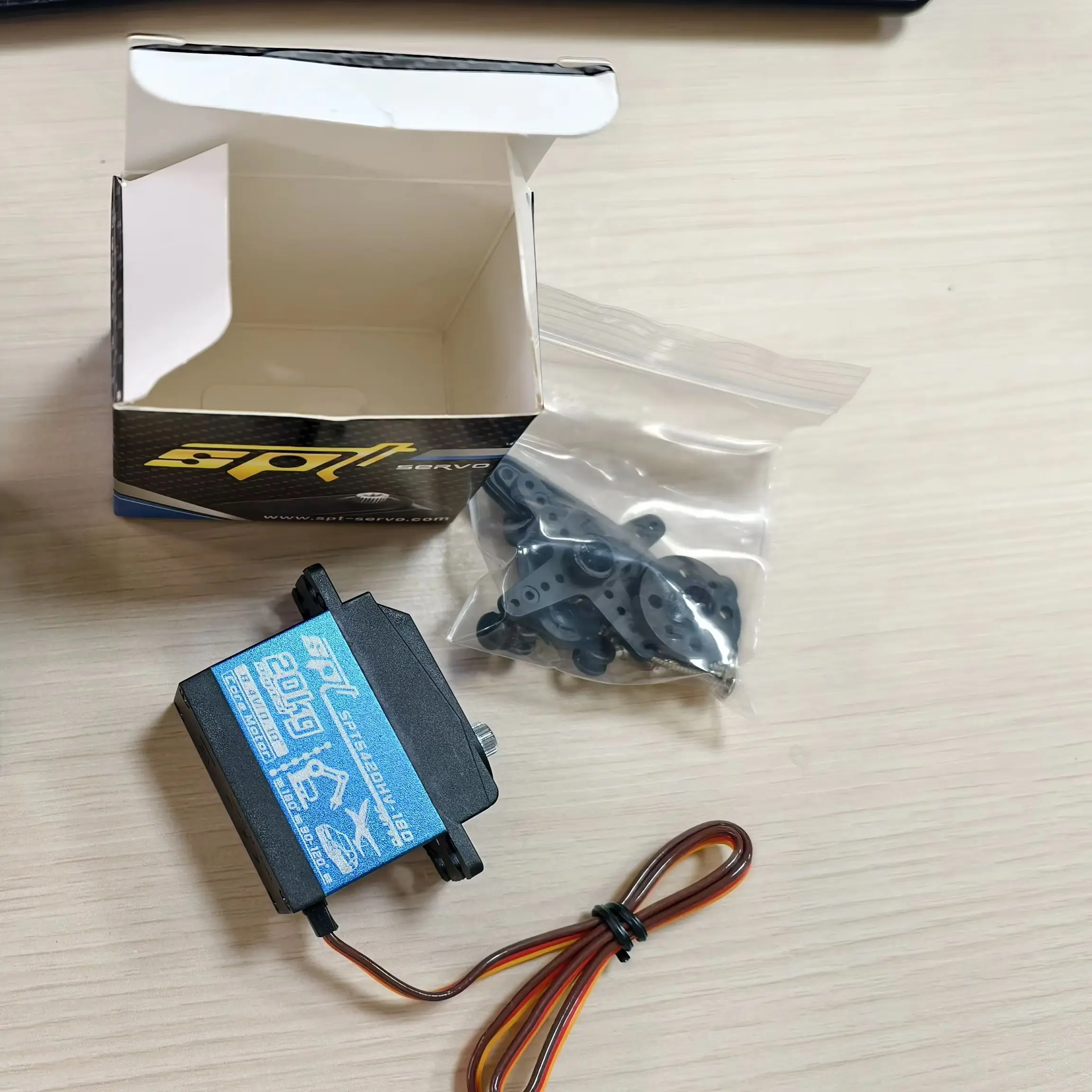 

SPT SPT5835W-180 35kg Servo Waterproof Brushless High Speed Voltage Metal Gear Digital Servo For 1/8 RC Car Drift Fix-Wing Model