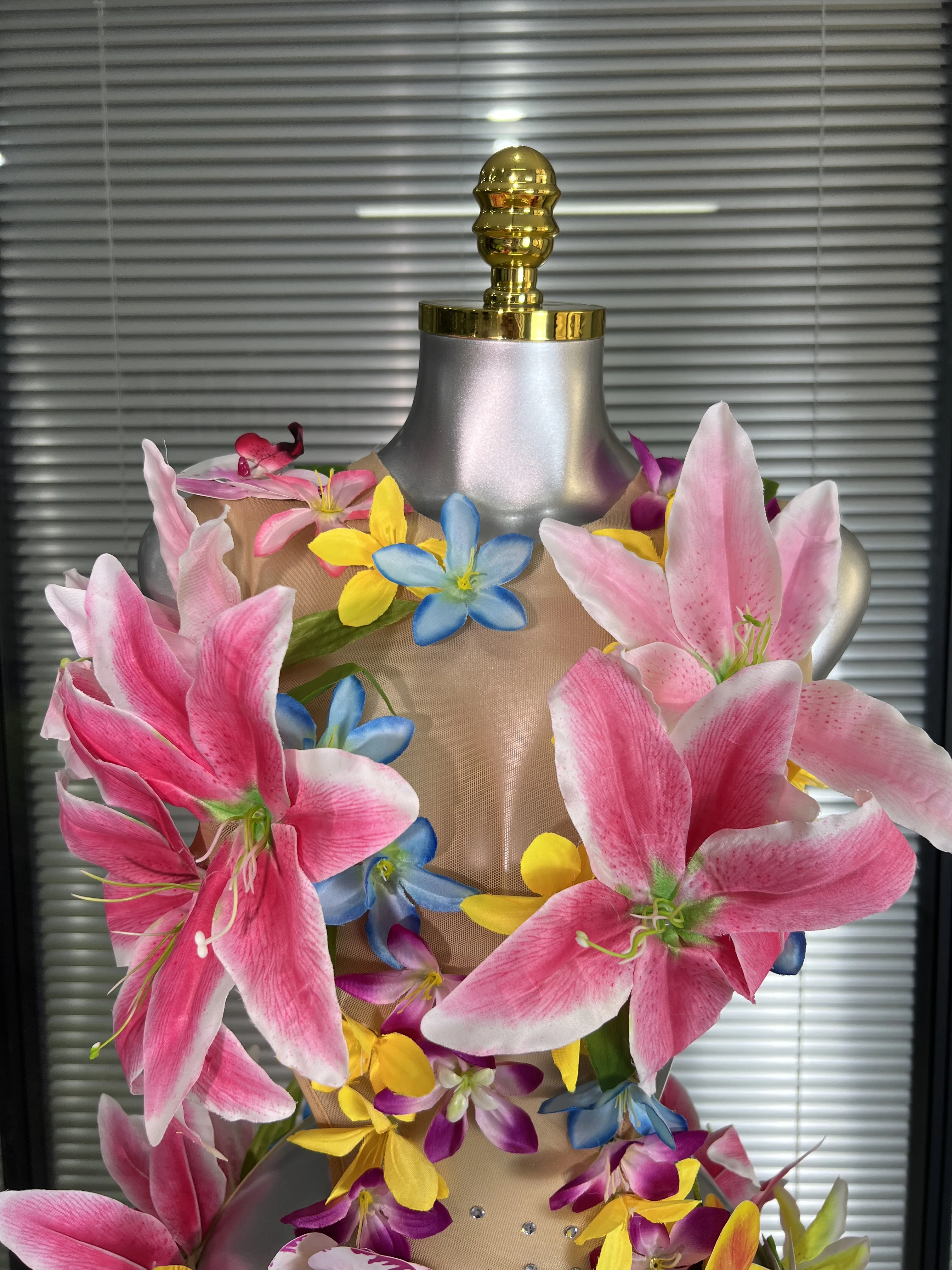 女性のセクシーな O ネックメッシュクリスタルダイヤモンドフラワーパフォーマンス衣装ステージダンサーミニストレッチナイトクラブパーティードレス