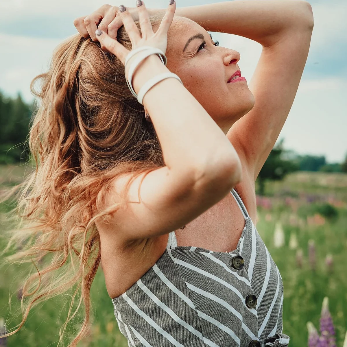 กำไลข้อมือสีดำสไตล์มินิมอลสำหรับผู้หญิง ตกแต่งด้วยโอริง เหมาะสำหรับชุดฤดูร้อนและงานเทศกาลดนตรี