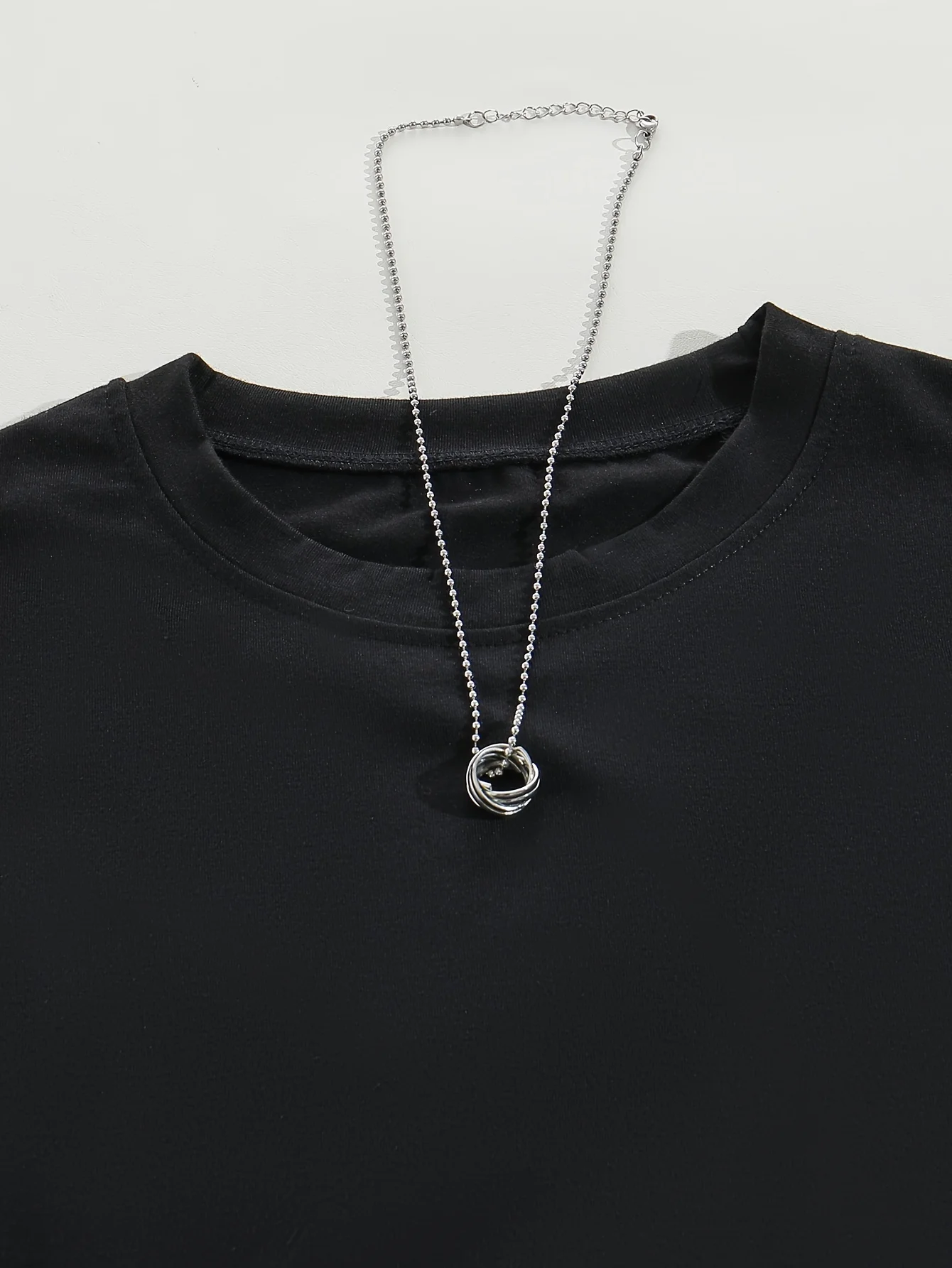 Damska koszulka z okrągłym dekoltem, mieszanka poliestru, tkanina dzianinowa, długość regularna, z nadrukiem czarnej róży, na każdą porę roku.