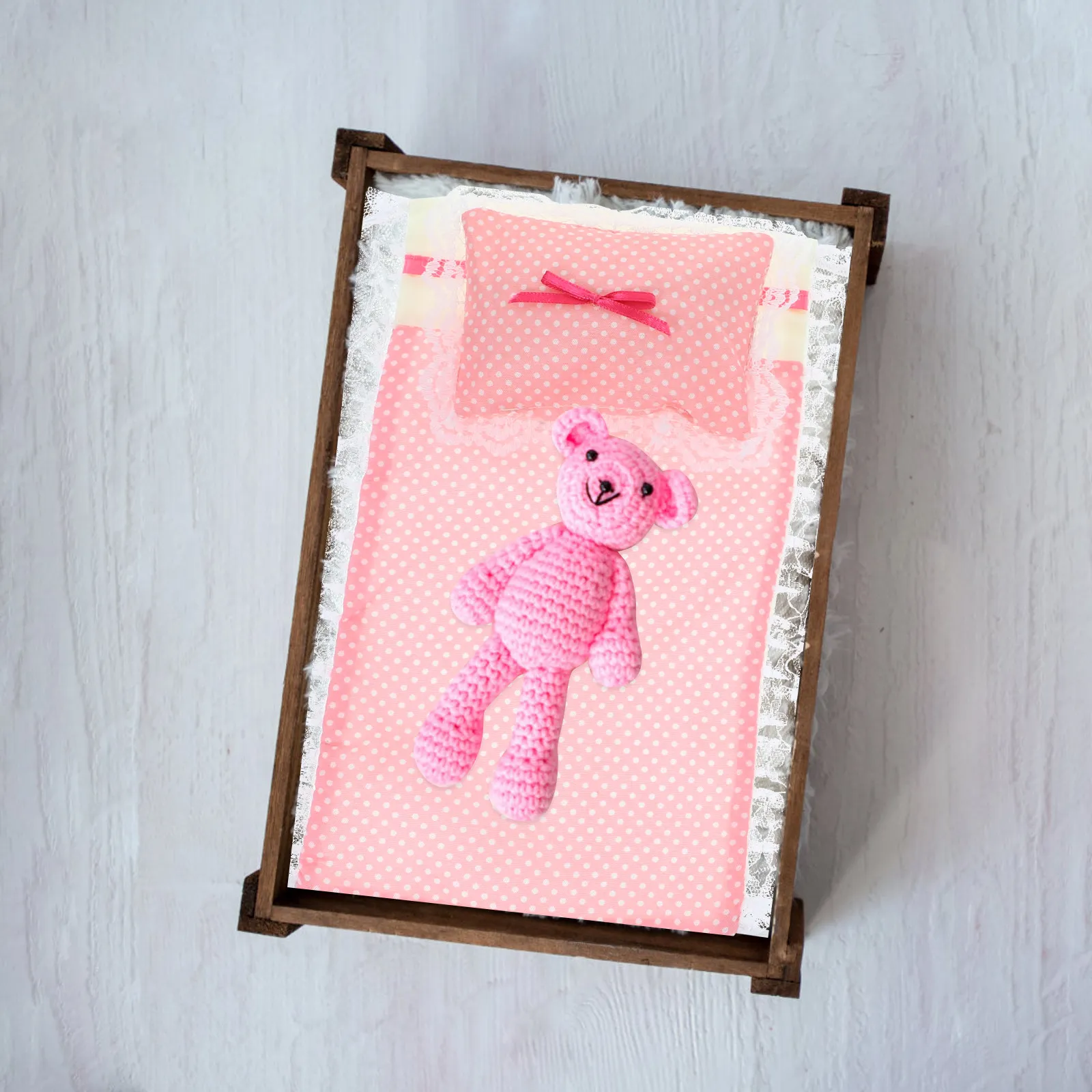 

2 комплекта постельного белья для миниатюрного домика, реалистичный декор для спальни, хлопковая ткань, набор миниатюрных аксессуаров для кровати