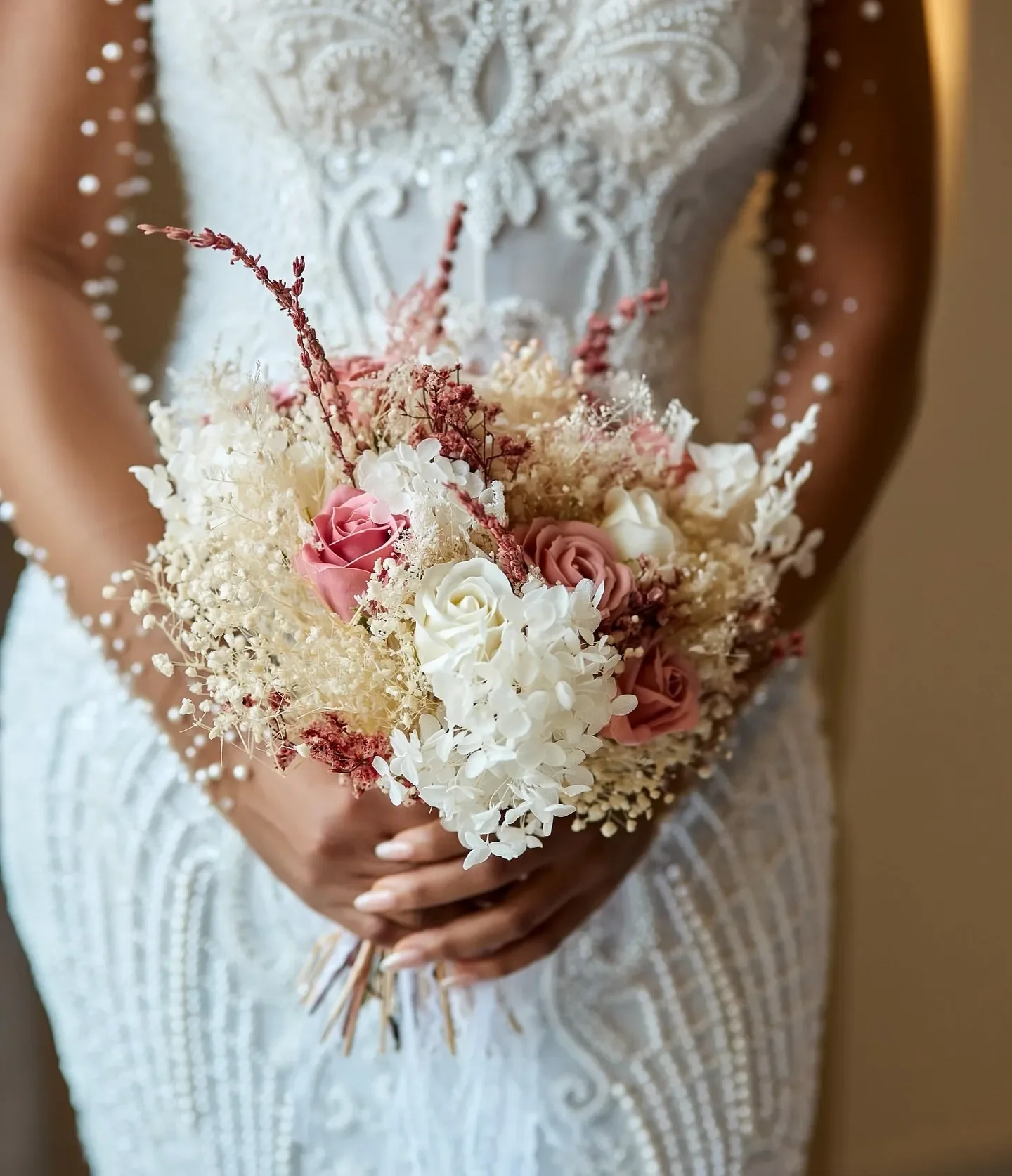 تخصيص حورية البحر نمط قبالة الكتف مثير فستان زفاف الأميرة الحبيب شرابة اللؤلؤ كهدية الزفاف فستان الزفاف الحرير