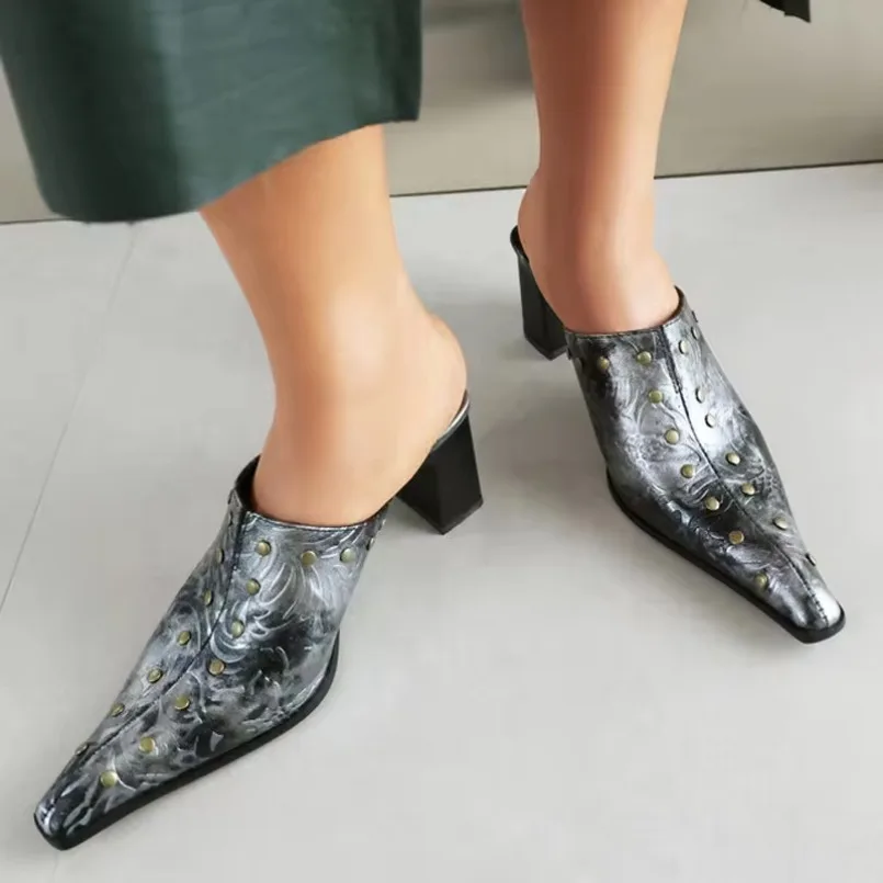 

2024 New Women's Flower Printing Pointed Toe Baotou Rivet One Word Mop Chunky Heel High Heeled Outer Wear Slippers