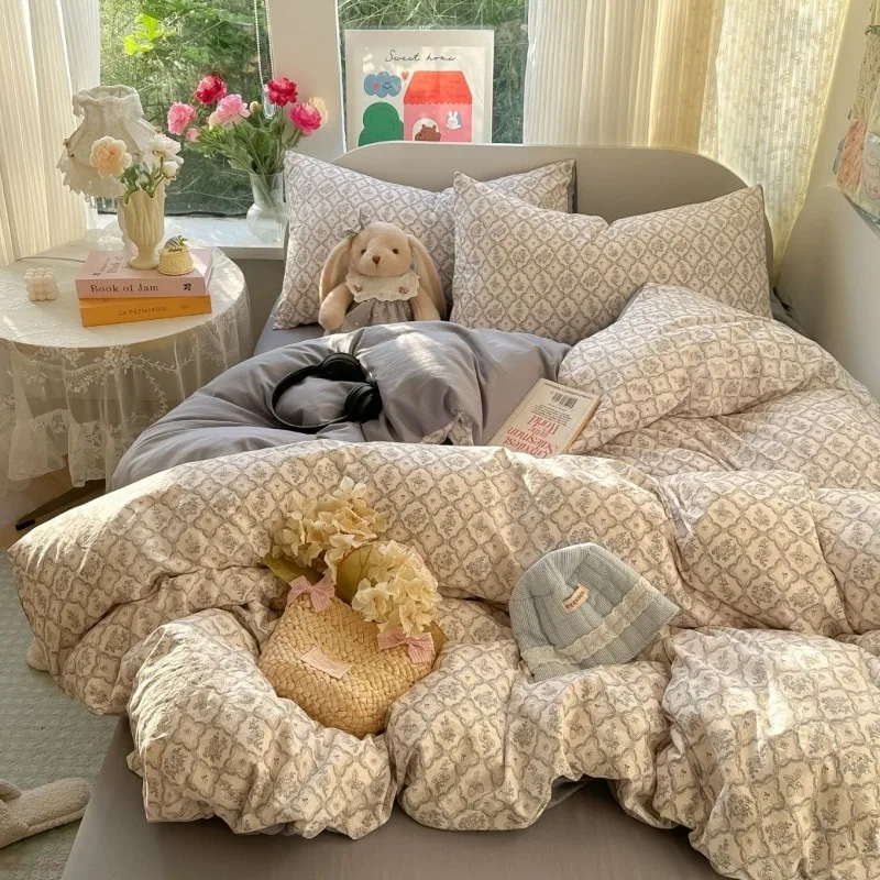 

Комплект постельного белья из четырех предметов: нежный, приятный для кожи и комфортный пододеяльник с принтом, а также комплект из трех предметов для студенческого общежития.