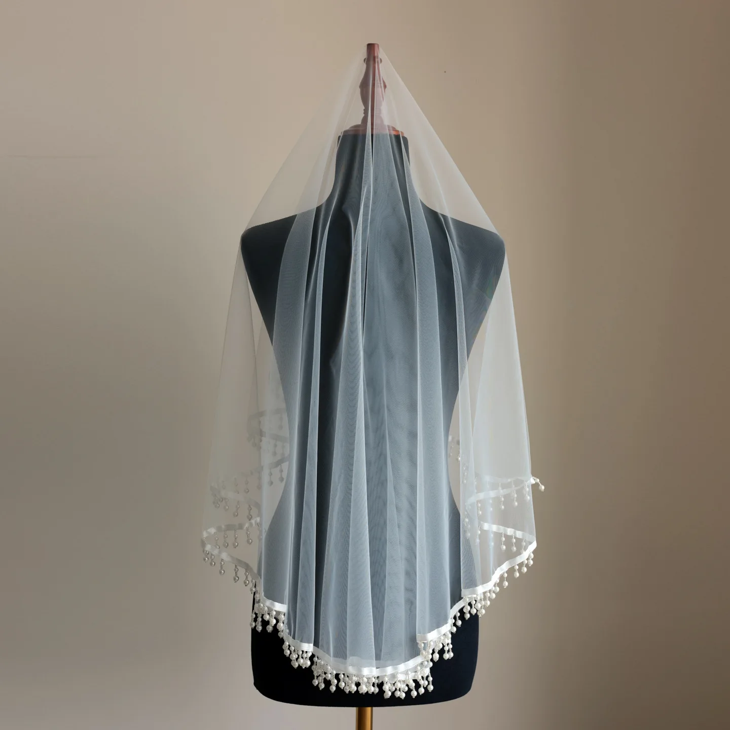 SLBRIDAL Handgefertigter Einlagiger Brautschleier mit Quasten und Perlenbesatz Hochzeitsaccessoires für Bräute – Detail 4