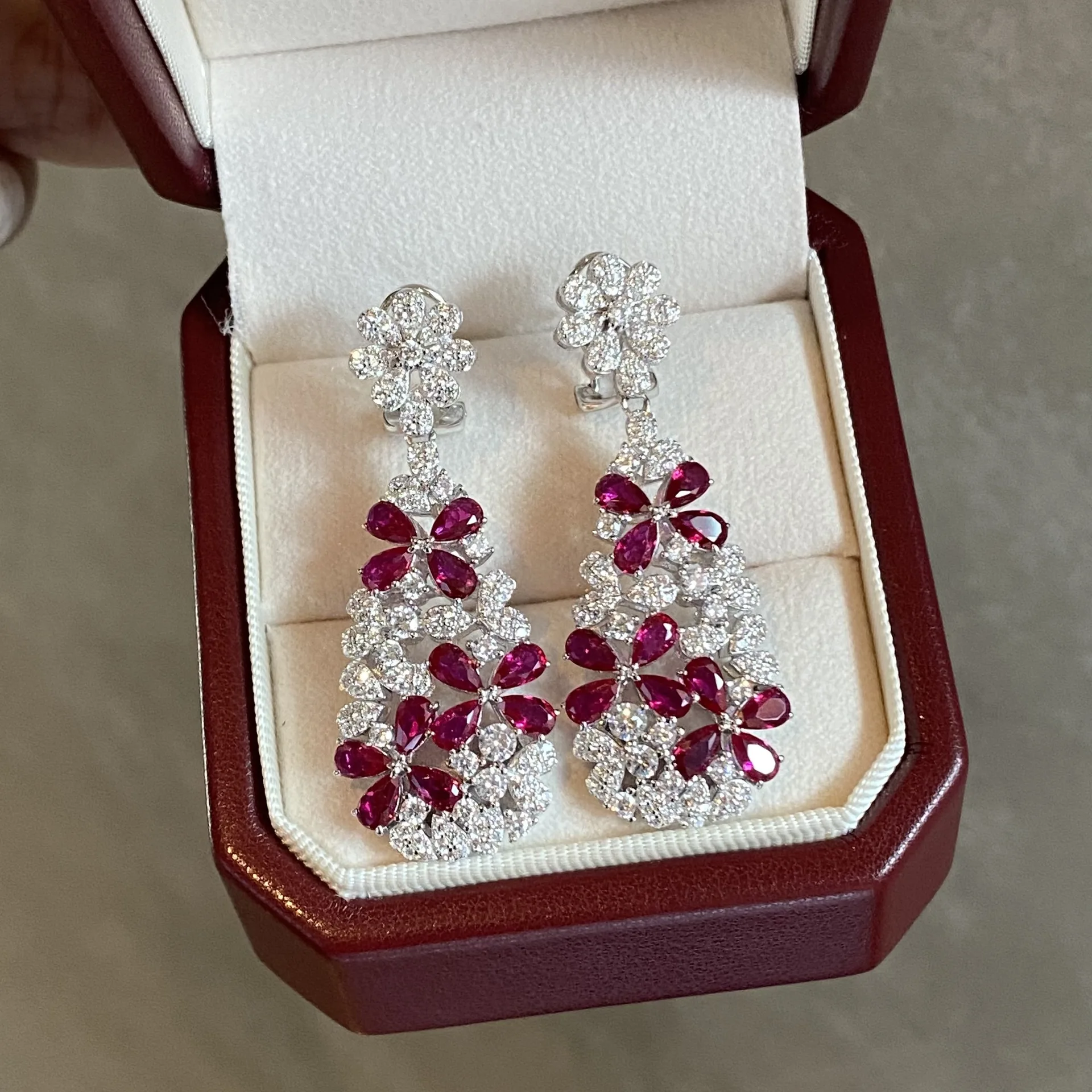 

Platinum PT950 water-drop flower earrings - feminine, small-scale design, luxurious and exquisite.