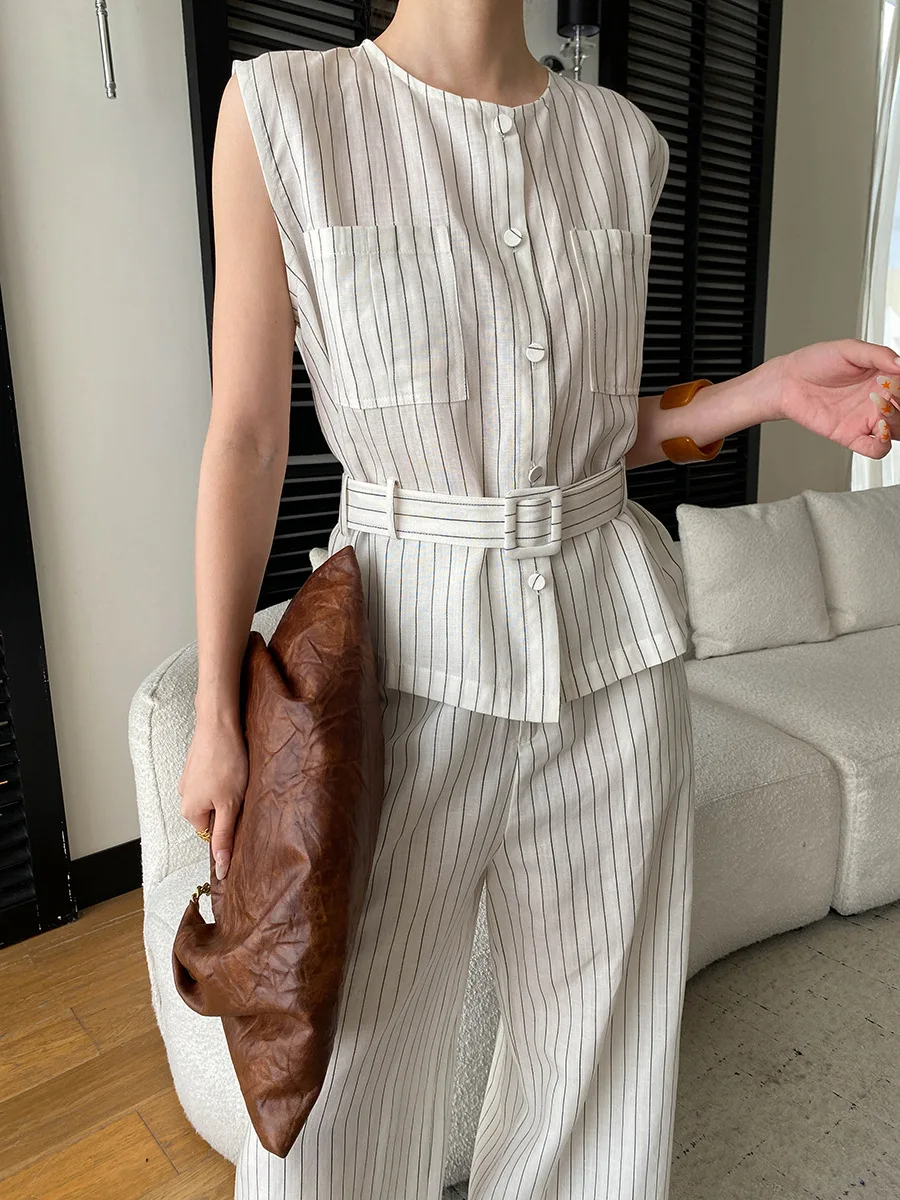 Sommerliches Damen-Set mit Rundhalsausschnitt, gestreiftem Schnürbund, ärmelloser Weste und lässiger Hose – Detail 15