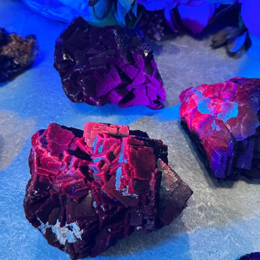 Natural UV Reactive Black Rose Fluorite Bohemian Home Office Decor Gift for Christmas Thanksgiving Valentine'S Day Holiday