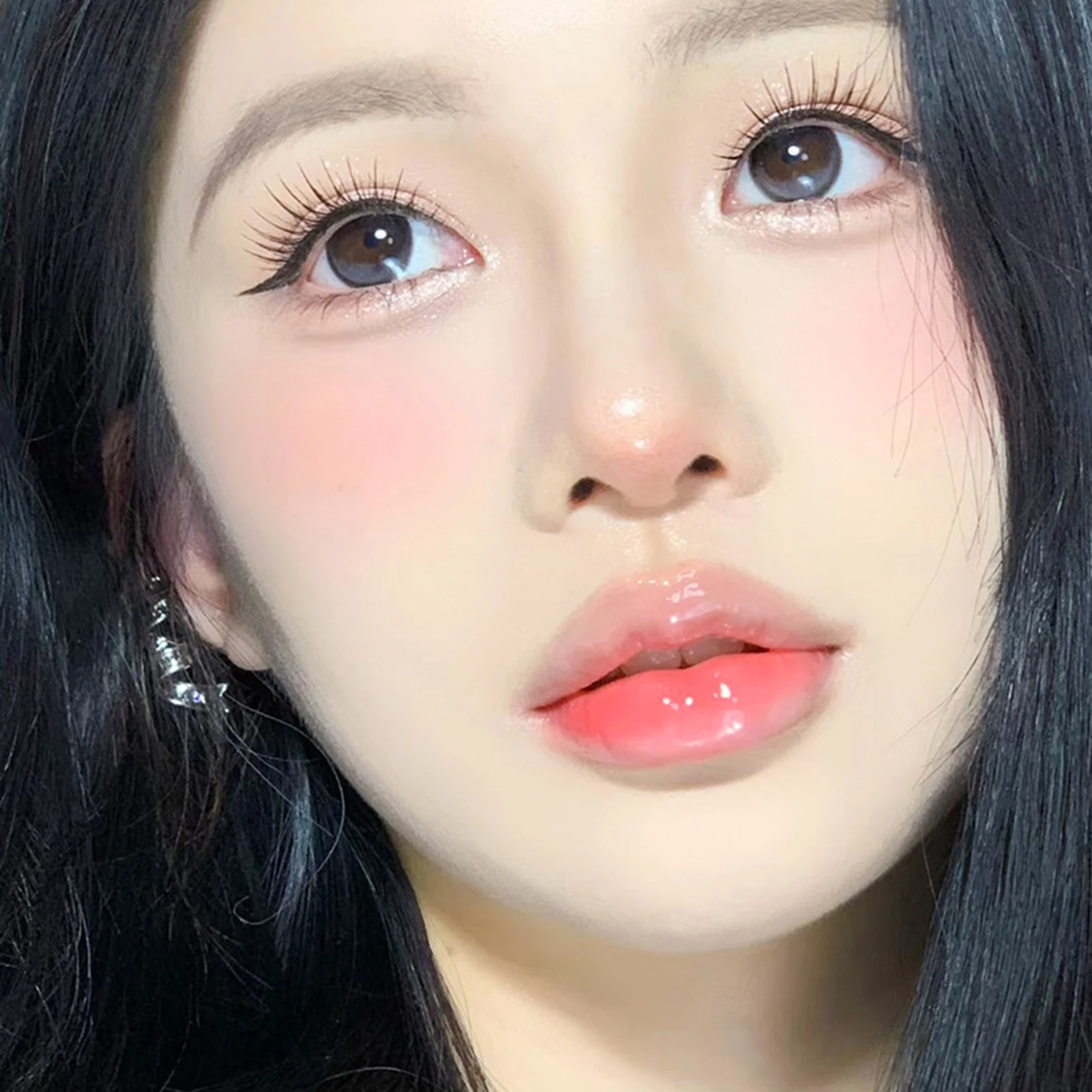 10 rzędów koreańskich sztucznych rzęs w kształcie litery U, naturalnie wyglądające pojedyncze kępki rzęs, delikatne przedłużanie dla kobiet i dziewcząt na imprezy i do codziennego makijażu.