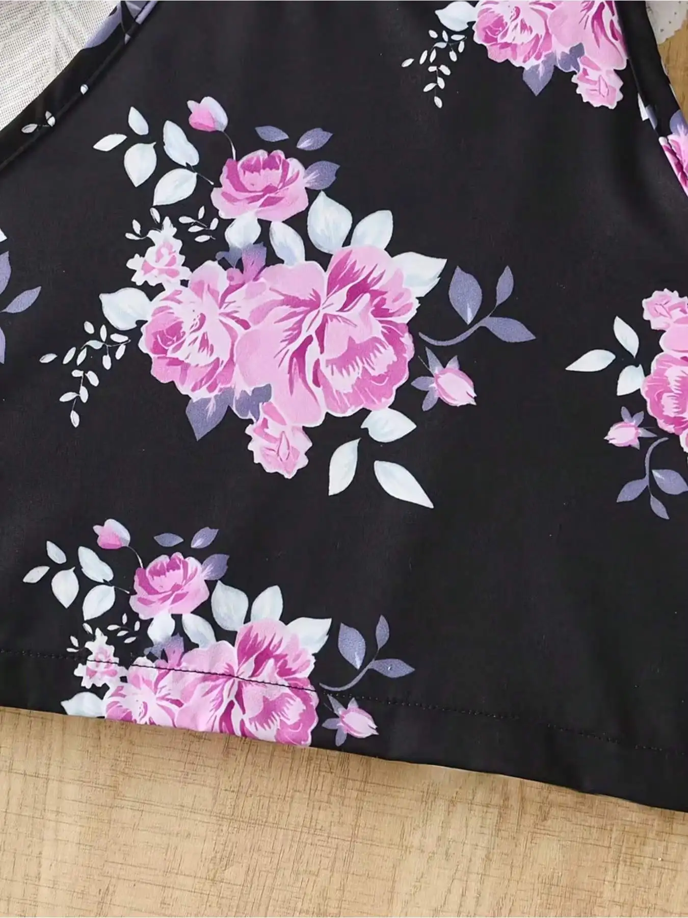Kinder-Set mit Blumenmuster: Ärmelloses Oberteil mit Rundhalsausschnitt und elastischem Bund, Netzrock, Kinderoutfit – Detail 6