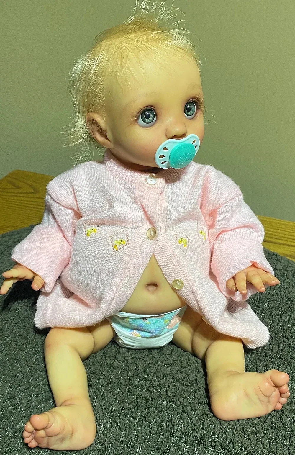 SINO-BB Maßgeschneiderte, limitierte 16-Zoll-Reborn-Baby-Peeka mit handgewurzeltem Mohair, bereits fertige Puppe mit unterschiedlichem Kleid