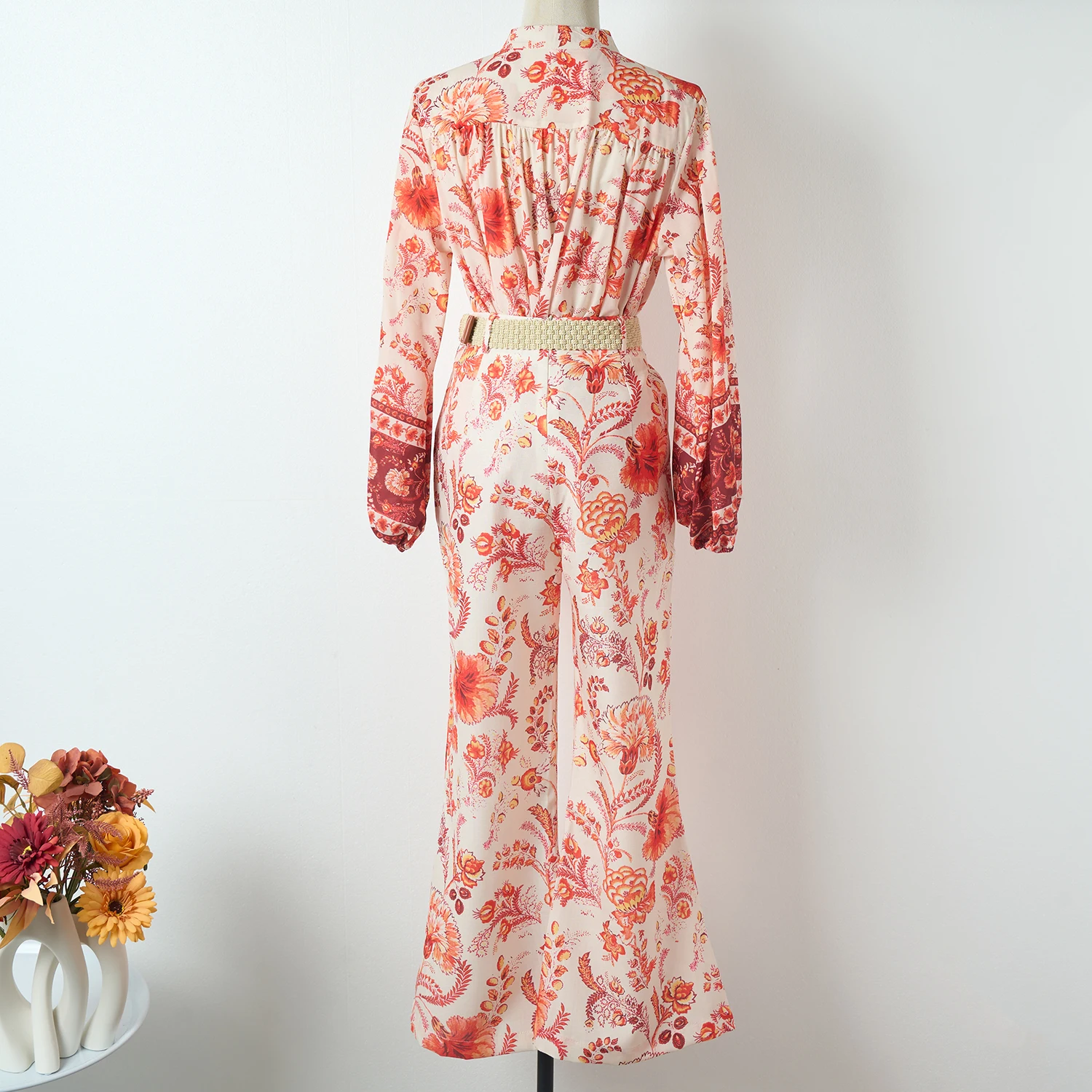 Conjunto de duas peças com csa e foada e calça plona com cinto, estilo férias outono 2024, terno f com...