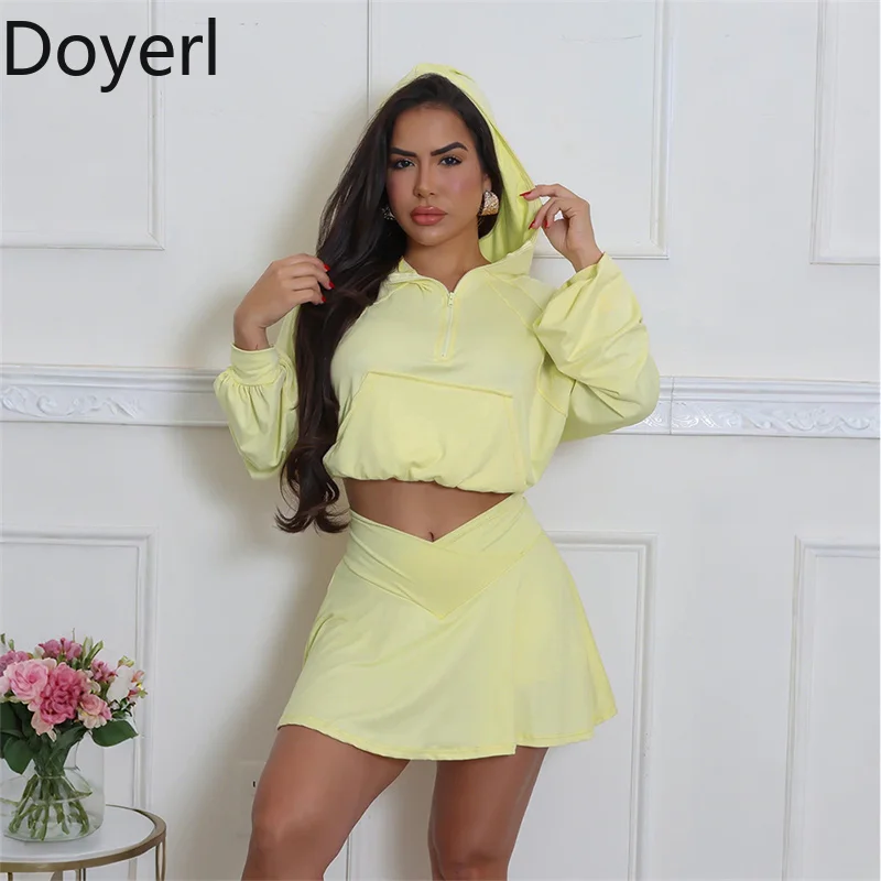 Doyerl تنورة 2 قطعة مجموعة النساء الرياضة اللياقة البدنية تجريب سحاب أكمام طويلة مقنعين البلوز الأعلى والتنانير الصغيرة مطابقة مجموعات