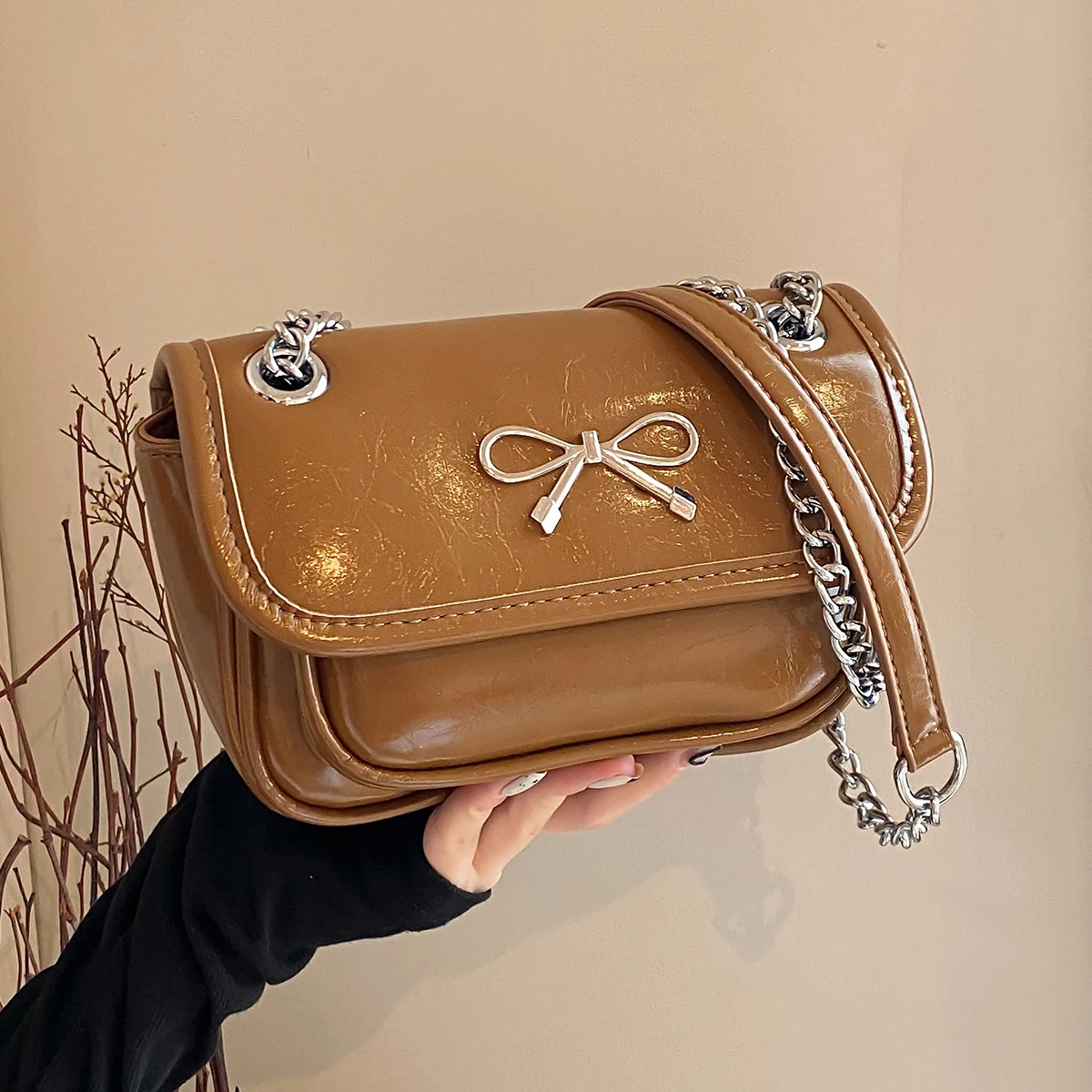 

Vintage Women Pu Chain Shoulder Bag Patch Bows Solid Leather Satchels Crossbody Pack Large Capacity Female Commute Messenger Bag