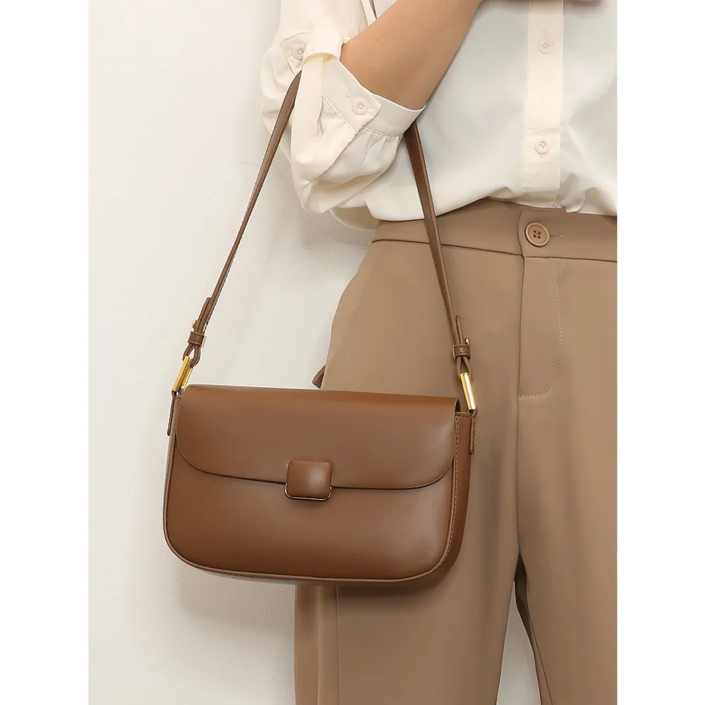 

2024 New Underarm Bag by Zheng Xiujing, Same Style Fluffy Square Button Women's Handheld Shoulder Bag