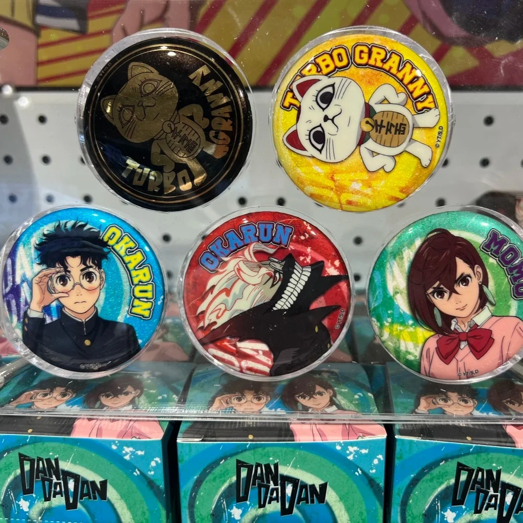 

Аниме DANDADAN Косплей Костюм Значок-Айсе Момо Такакура Кен Широтори Аира Сейко Жесть Брошь Опора для Рождественского подарка