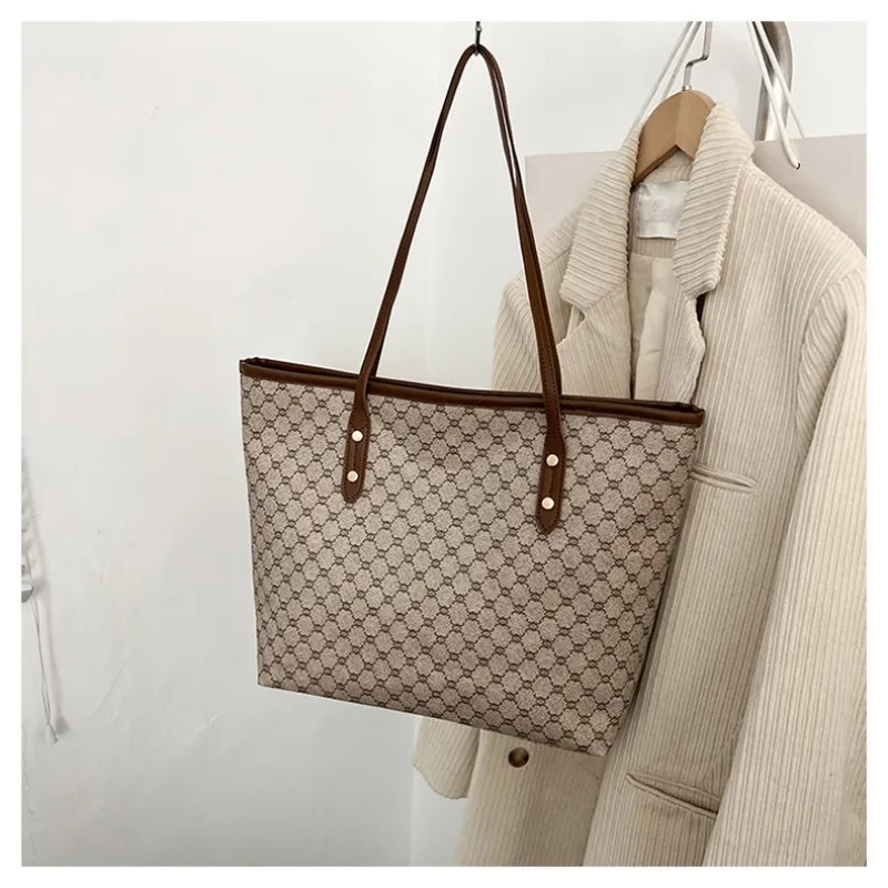 

Large women's handbag, simple and versatile, casual shopping handbag, large capacity, fashionable commuting travel shoulder bag