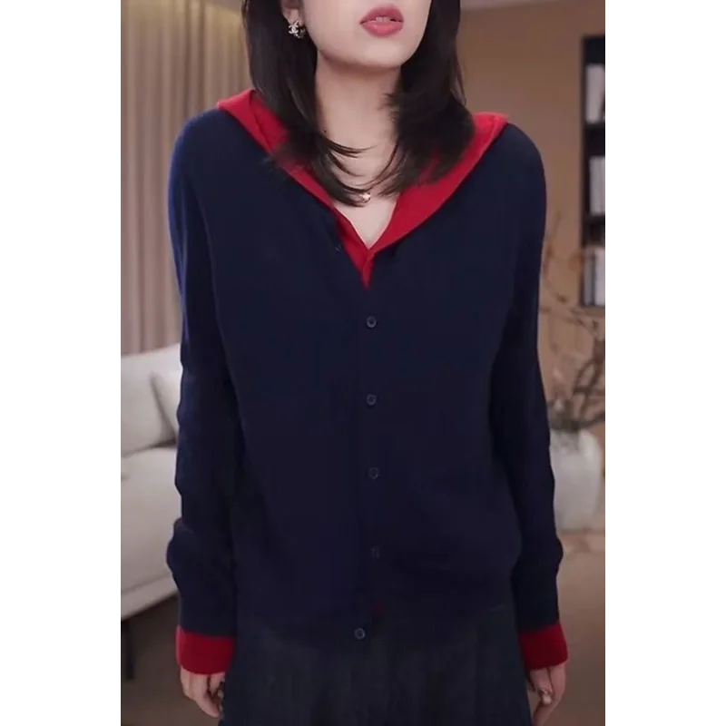 Kardigan dzianinowy z kapturem na jesień i zimę 2025, imitacja dwuczęściowego kompletu, zapinany na guziki, nowy sweter, leniwy, uniwersalny top z długim rękawem.