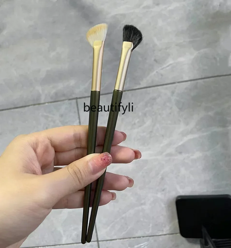 

Semi-fan nose shadow brush makeup brush sickle-shaped oblique head shadow nose bridge modification highlight smudge brush