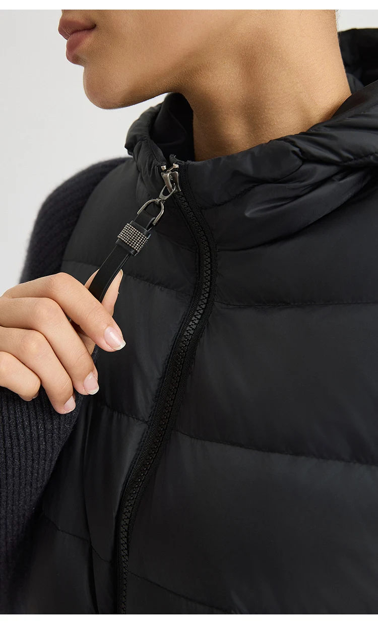 BY4621558 Damen Kapuzen-Daunenjacke mit Kaschmir-Strickärmeln, Waffelstrick, Kettenreißverschluss, Old Money Eleganz für den Winter – Detail 9